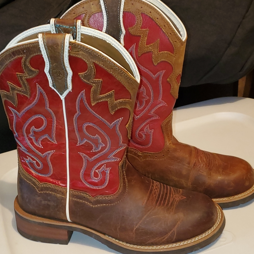 Ariat Unbridled Boots 8B Red & Brown Round Toe New without tags or box